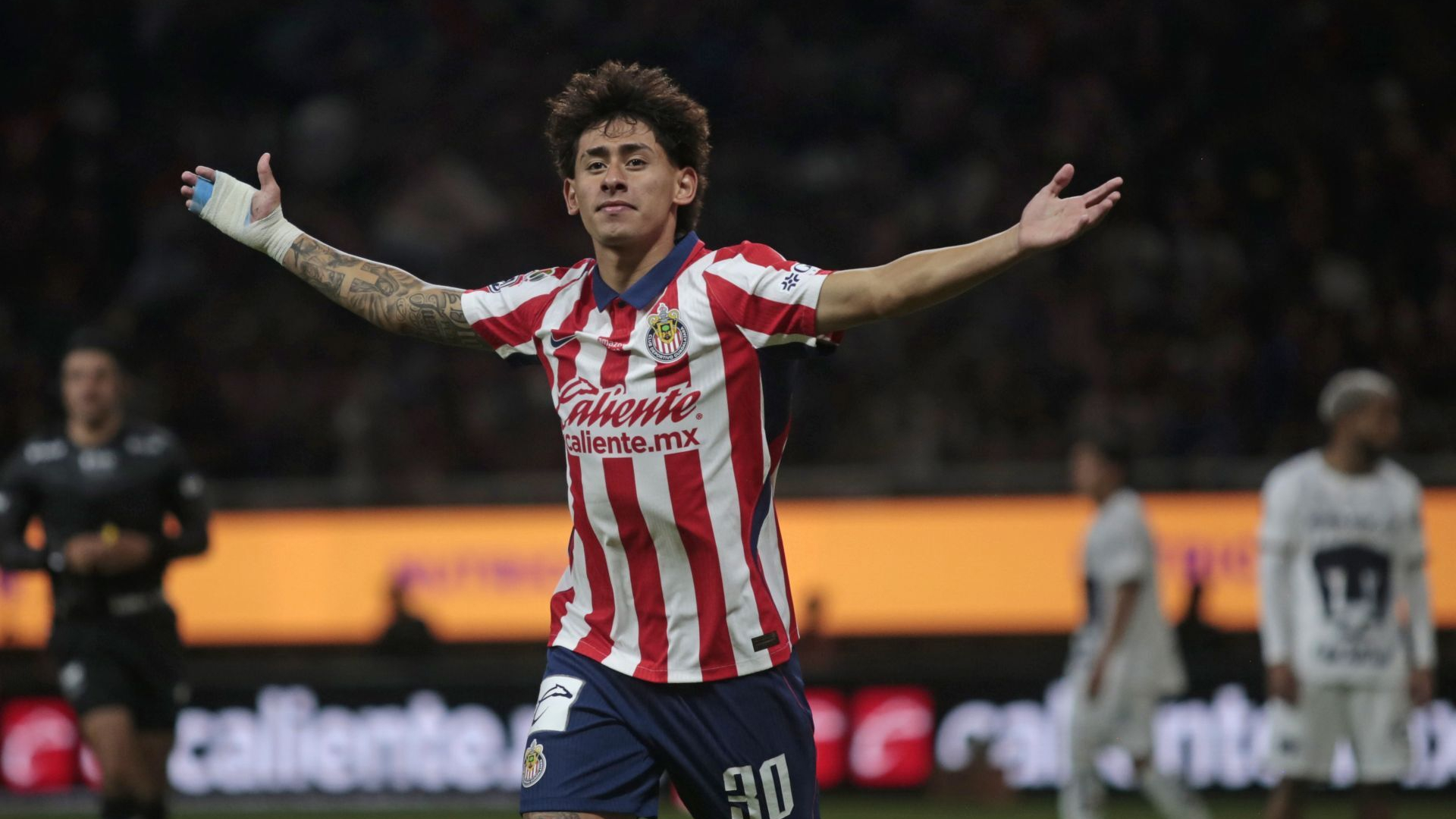 Santiago Sandoval, jugador de Chivas, en un partido de Liga MX